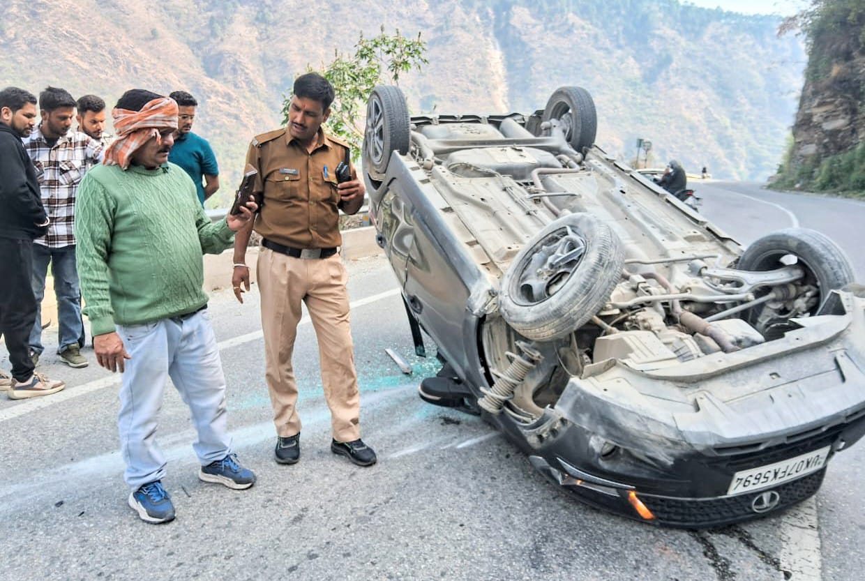 NH पर पलटी कार, पुलिस की तत्परता से बची चालक की जान